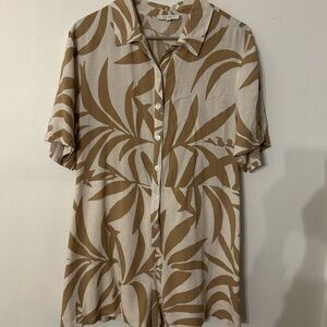 Z Supply Tan Leaf Print Casual women’s romper. Medium